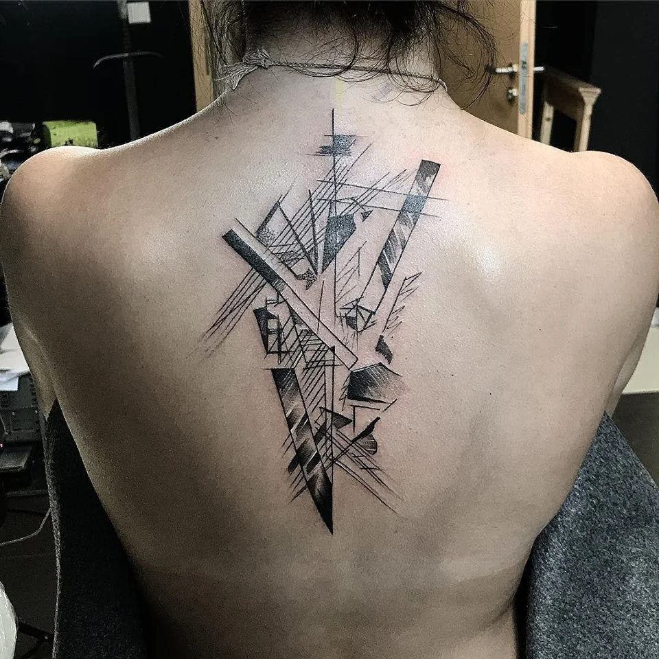 Geometrický motiv na zádech
