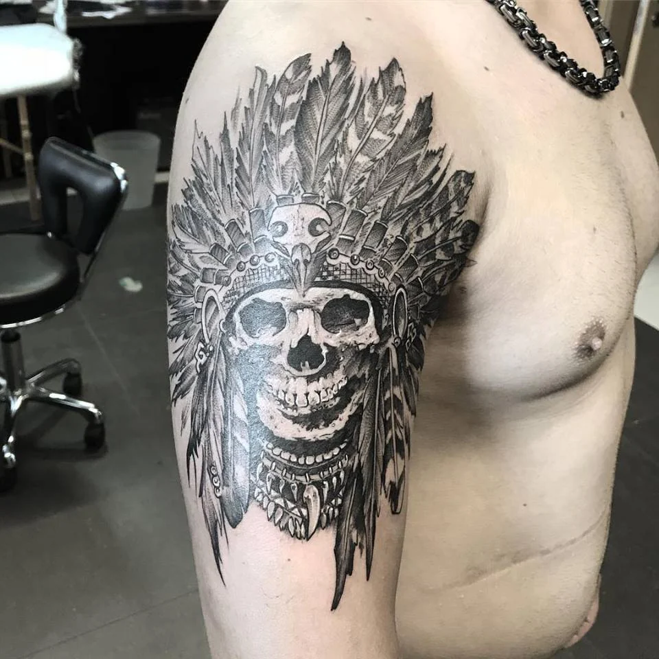 Blackwork lebka na hrudi